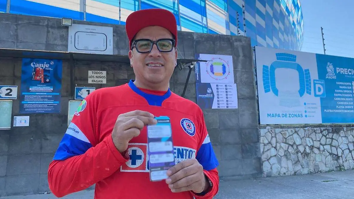 aficionados del Cruz Azul en taquillas del Estadio Cuauhtemoc1